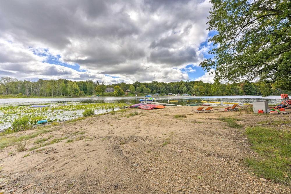 Cozy Cabin Community Pool and Lakefront Beach!